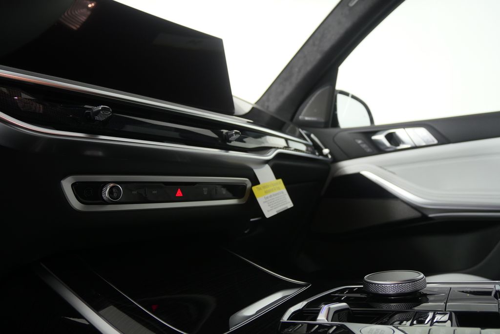 Thumbnail: 2027 BMW X7 - 22