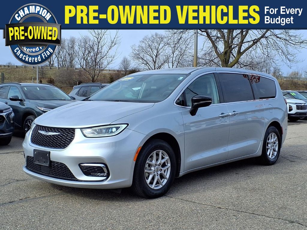 Silver Mist Clearcoat 2024 Chrysler Pacifica Minivan Front-Wheel Drive 9-Speed Automatic