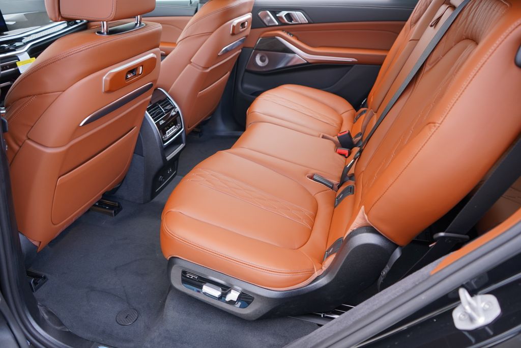 Thumbnail: 2026 BMW X7 - 18