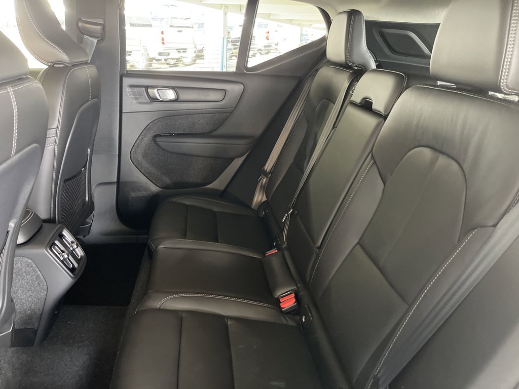 2025 Volvo XC40 B5 Plus Bright Theme photo