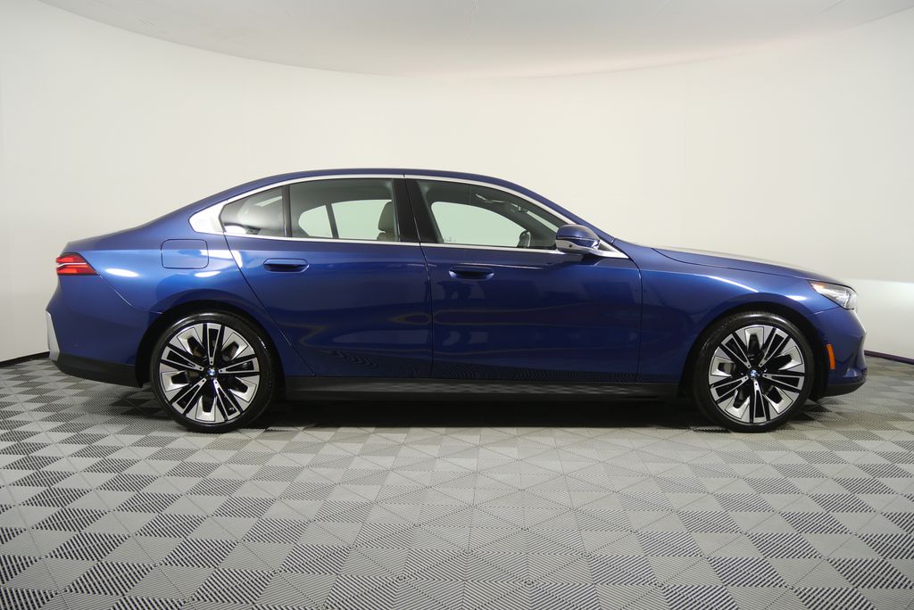 Thumbnail: 2025 BMW 5 Series - 2