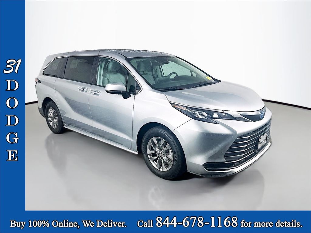 2024 Toyota Sienna LE 8-Passenger FWD