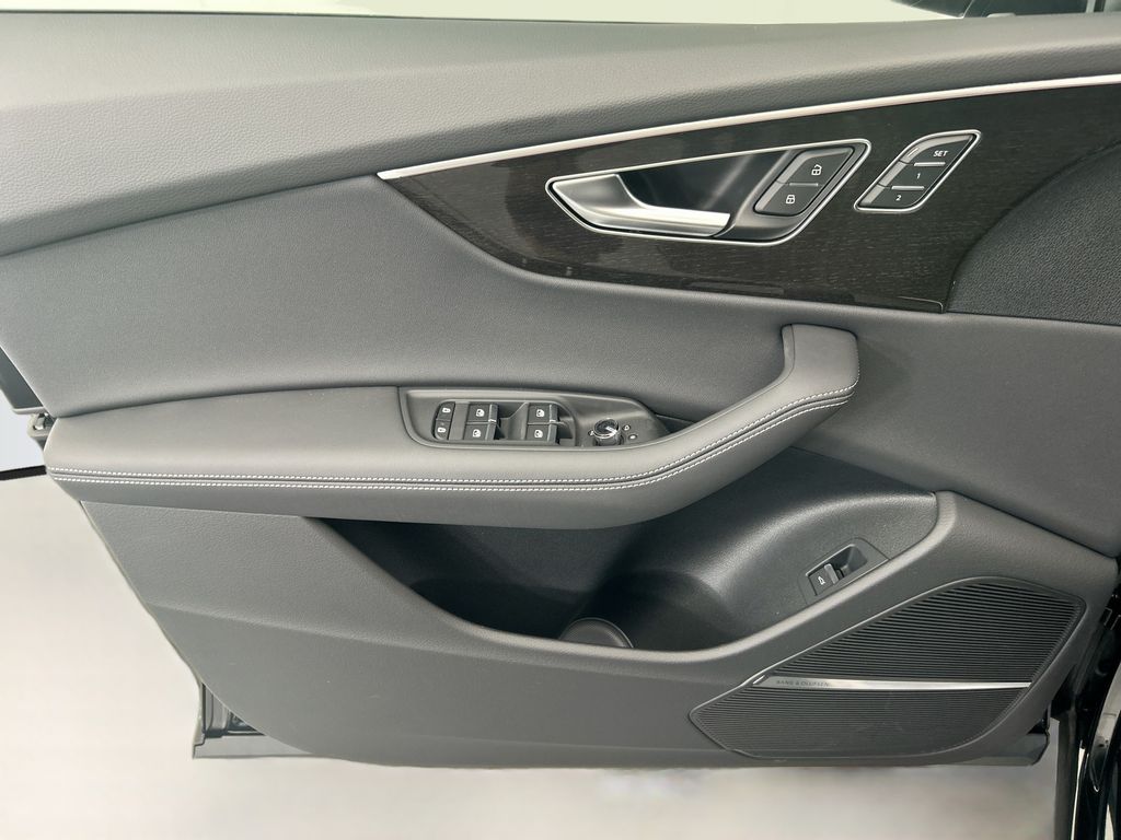 Thumbnail: 2026 Audi Q8 - 23