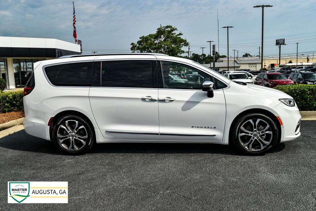Used 2025 Chrysler Pacifica Van