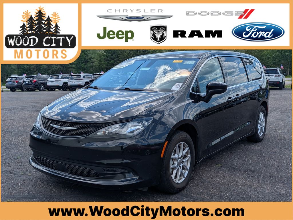 Brilliant Black Crystal Pearlcoat 2022 Chrysler Voyager Minivan Front-Wheel Drive 9-Speed Automatic