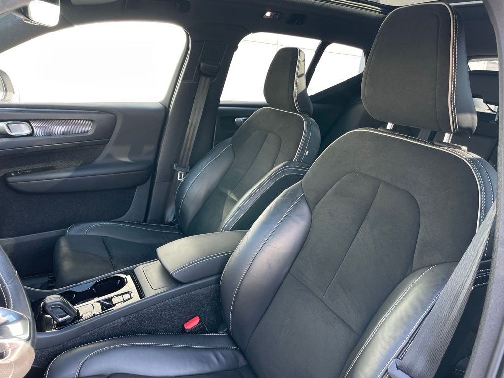 Thumbnail: 2021 Volvo XC40 - 25