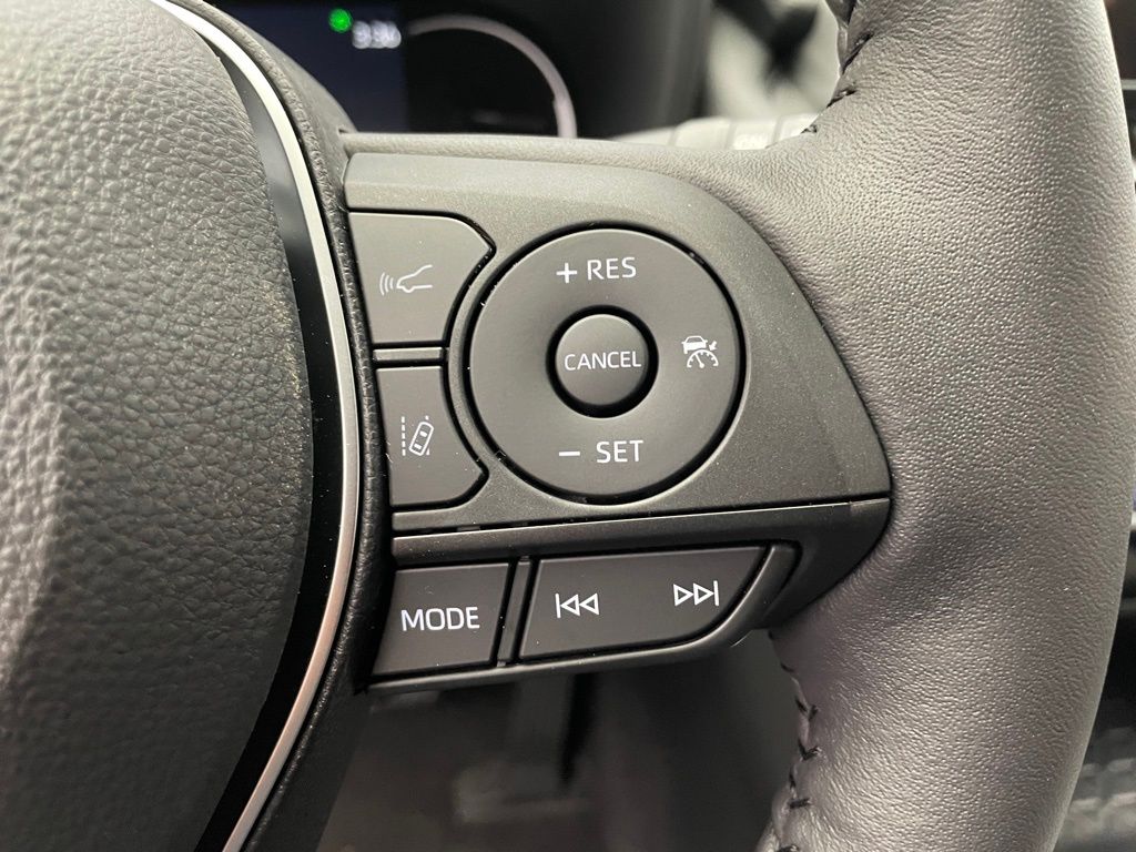 2025 Toyota RAV4 XLE 23