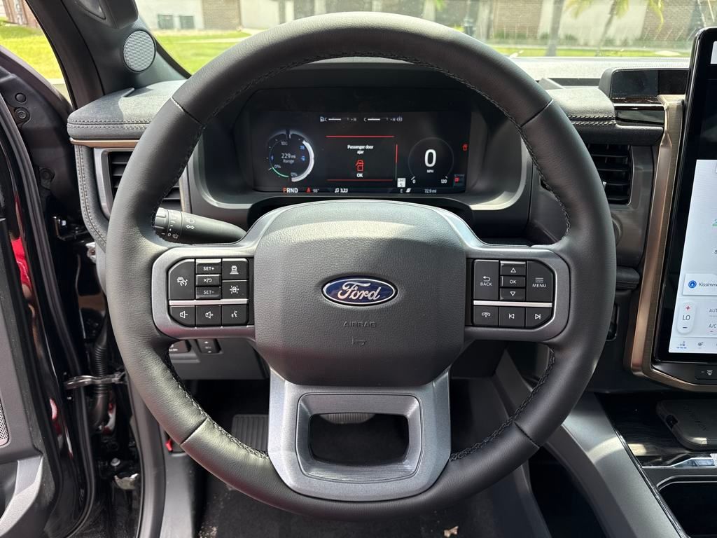 2025 Ford F-150 Lightning Lariat photo 14