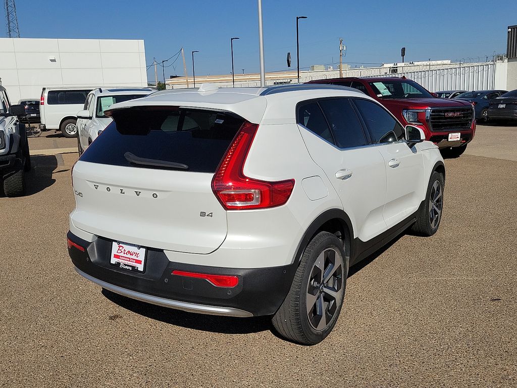2023 Volvo XC40 B4 Plus Bright Theme - 9