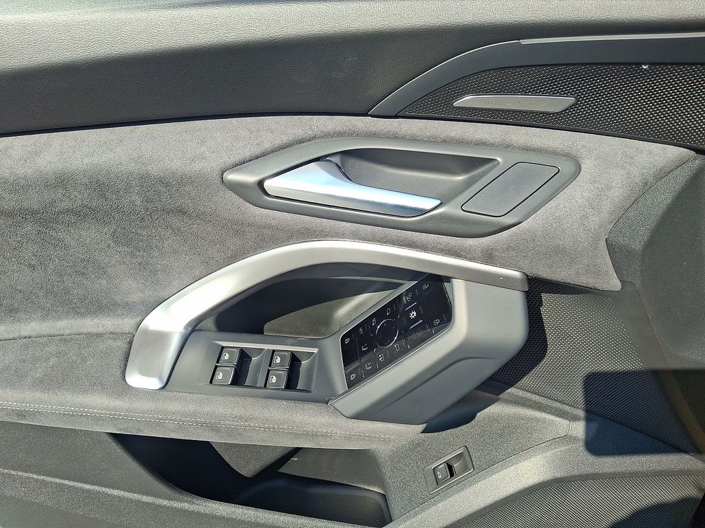 Thumbnail: 2026 Audi SQ5 - 9