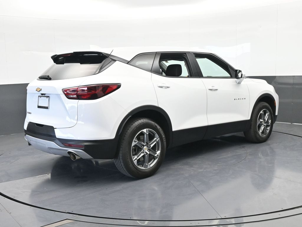 Used 2024 Summit White Chevrolet LT image 6