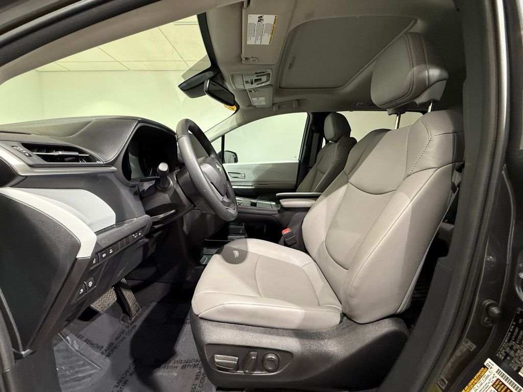 Thumbnail: 2025 Toyota Sienna - 13