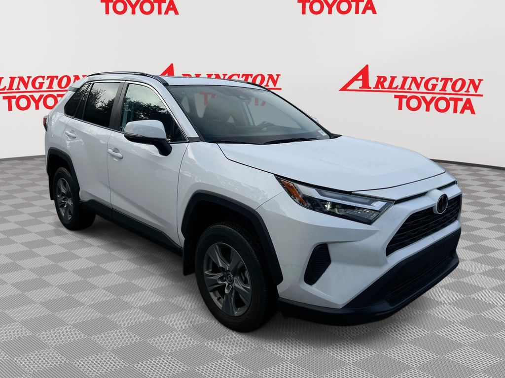 2024 Toyota RAV4 XLE's photo