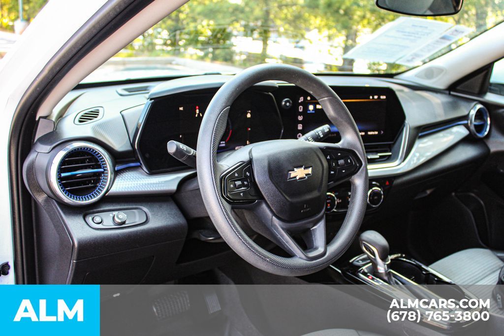 Used 2025 White Chevrolet LT image 22
