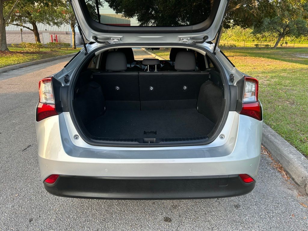 2022 Toyota Prius Limited 9
