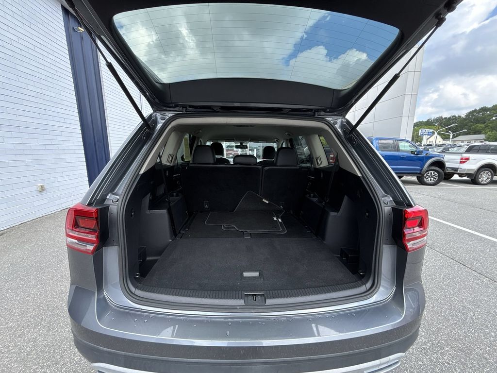 Used 2018 Platinum Gray Metallic Volkswagen 3.6L V6 SE image 20