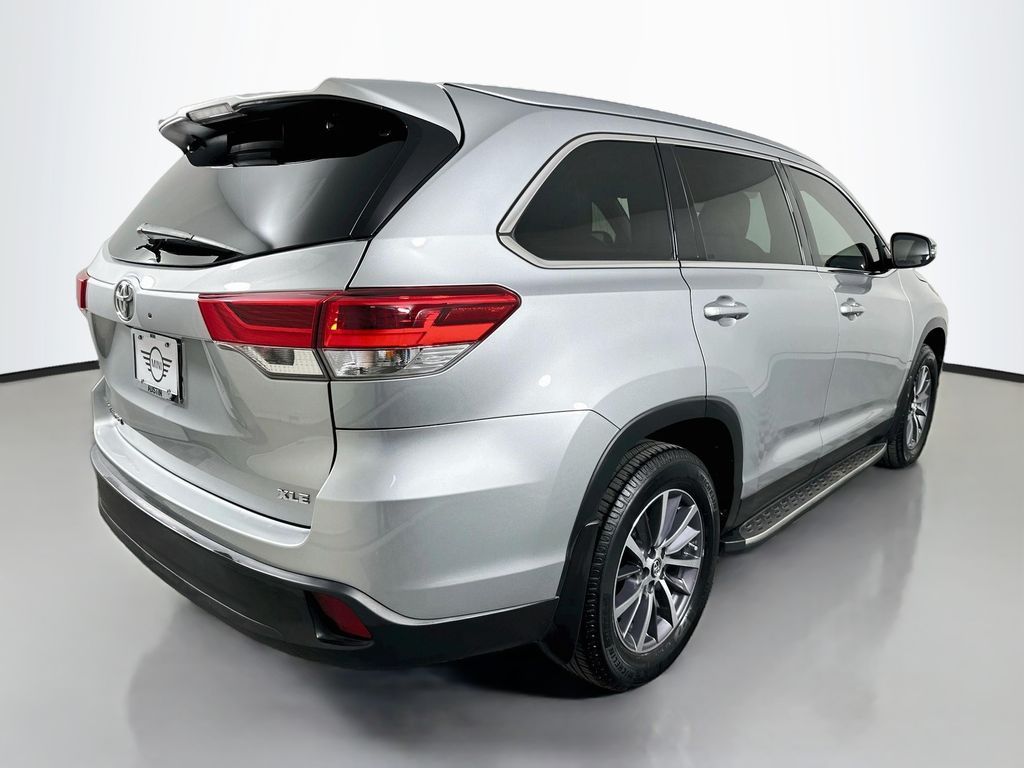Thumbnail: 2019 Toyota Highlander - 5