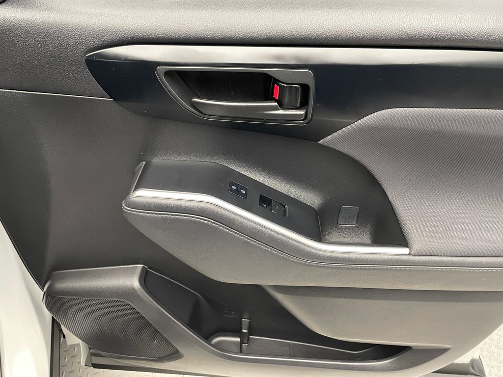 Thumbnail: 2023 Toyota Highlander - 15