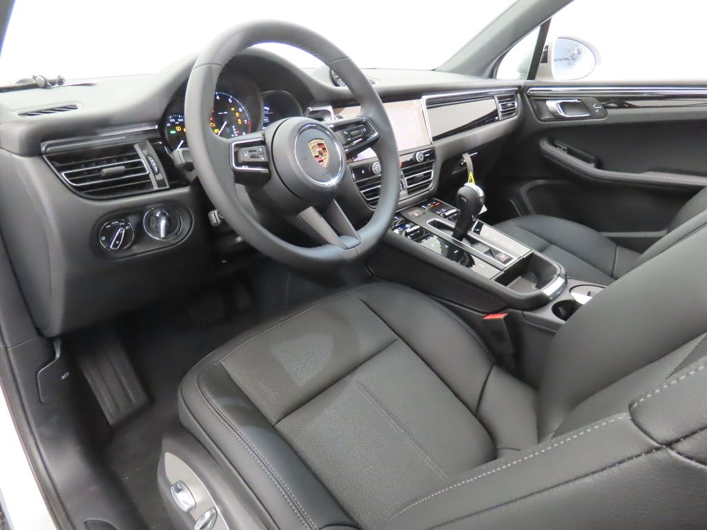 Thumbnail: 2026 Porsche Macan - 4