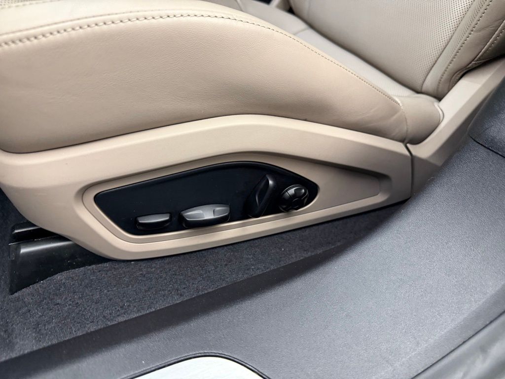 Thumbnail: 2021 Porsche Taycan - 23