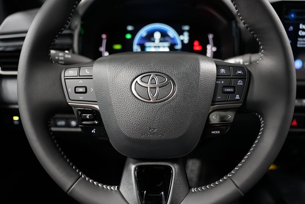 2025 Toyota Camry SE 12