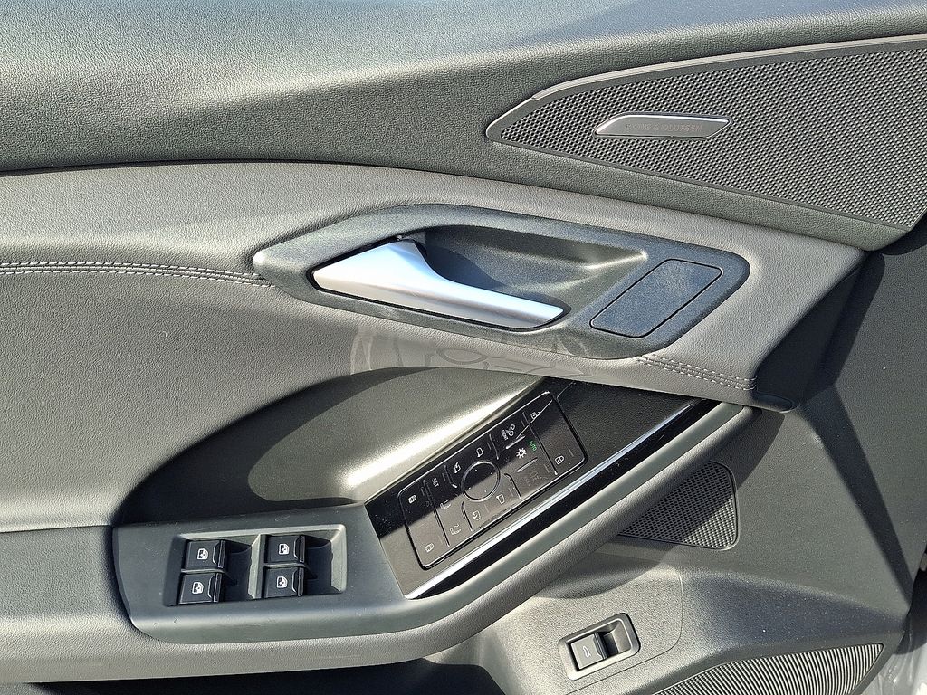 Thumbnail: 2025 Audi Q6 e-tron - 12