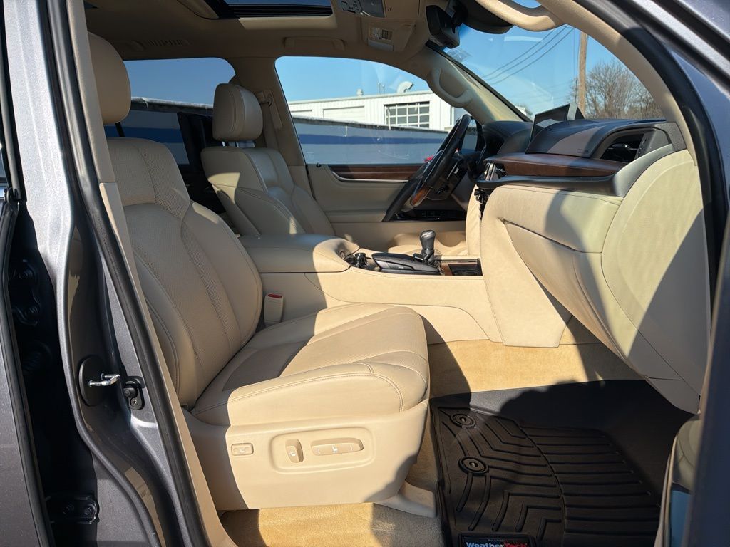 Thumbnail: 2020 Lexus LX - 30