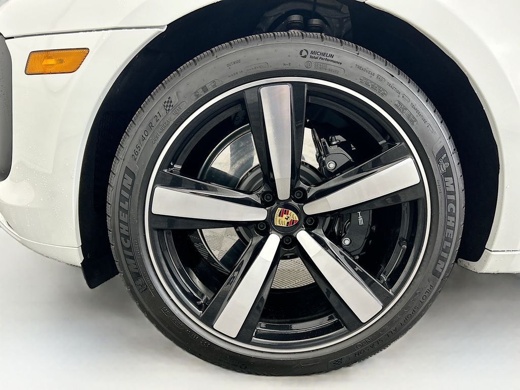 Thumbnail: 2026 Porsche Macan - 31