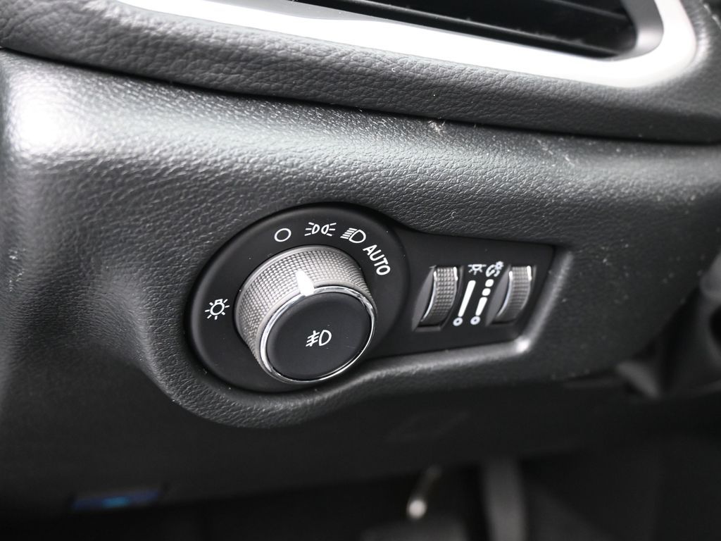 New 2026 Diamond Black Crystal Pearlcoat Chrysler Select image 14