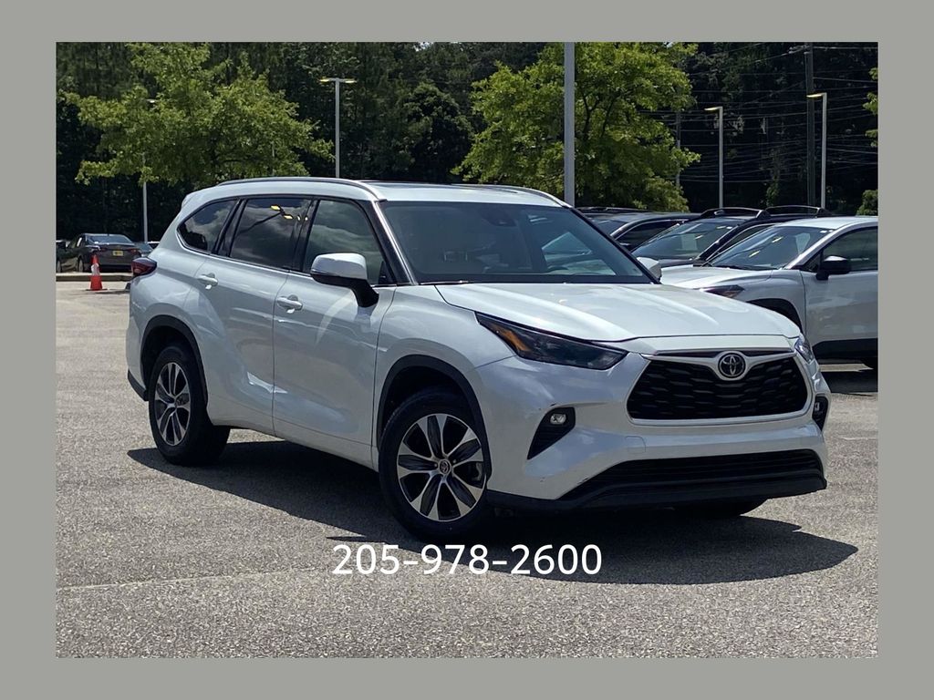  2022 Toyota Highlander XLE FWD   