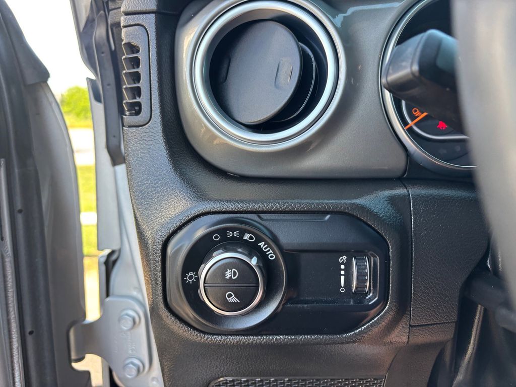 Used Car 2023 Jeep Gladiator  Overland For Sale Under $35,000 In Austin, Texas