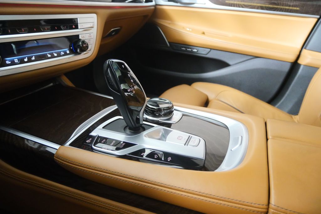 Thumbnail: 2022 BMW 7 Series - 25