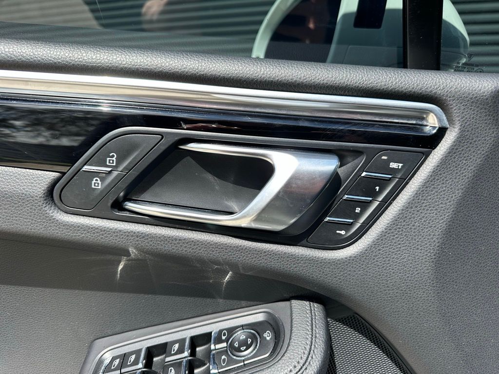 Thumbnail: 2023 Porsche Macan - 20