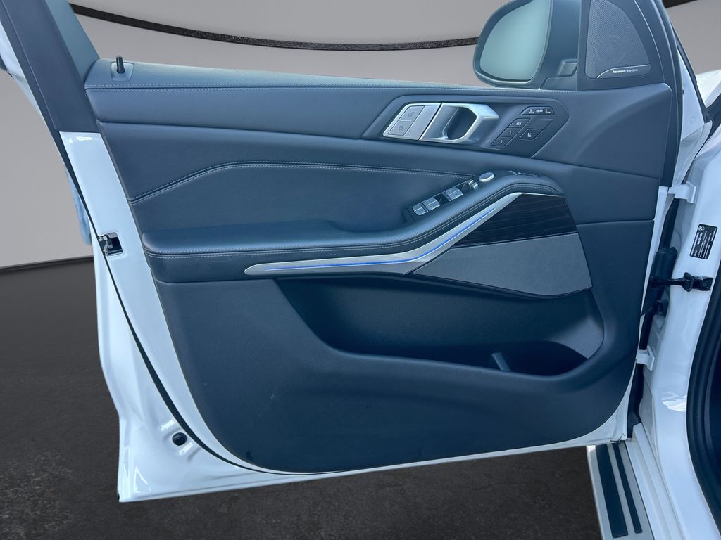Thumbnail: 2026 BMW X7 - 14