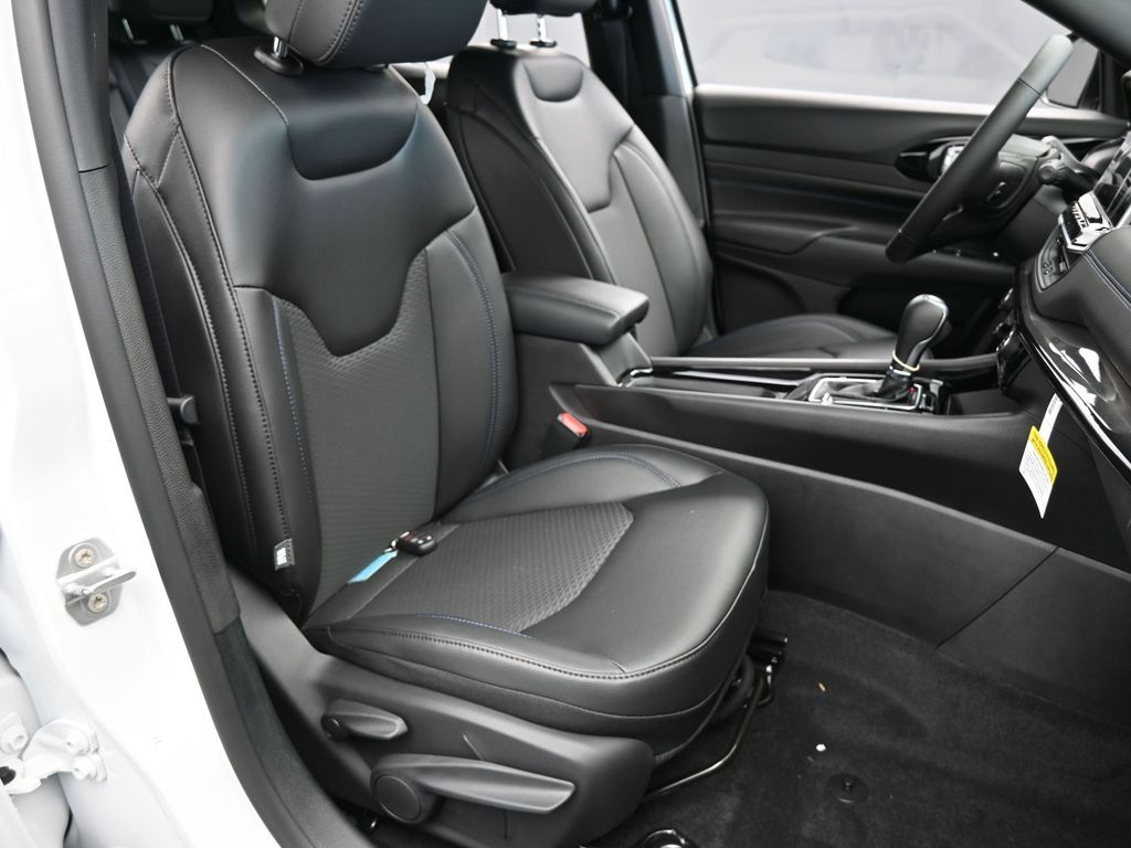 New 2026 bright white clearcoat Jeep Latitude image 38