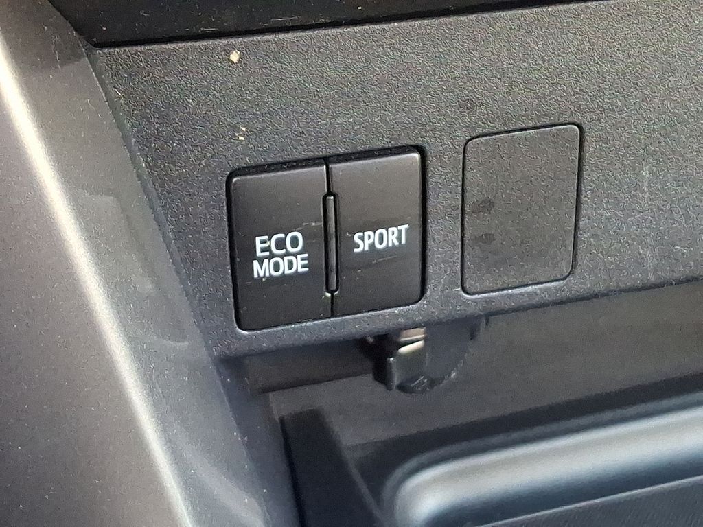 Thumbnail: 2018 Toyota RAV4 - 23