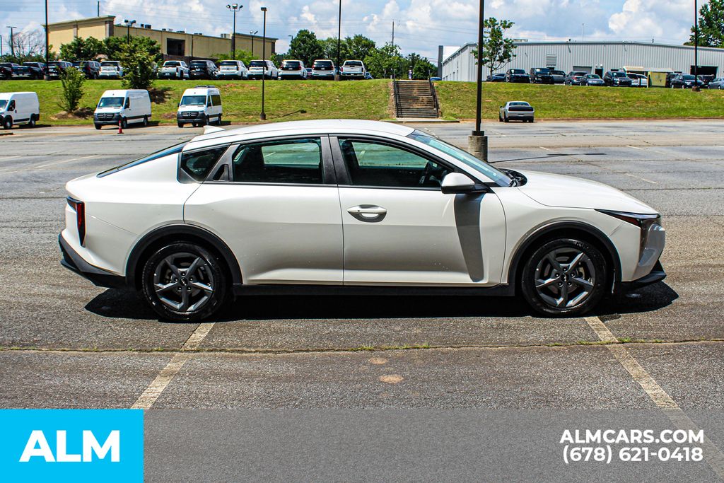 Used 2025 White Kia LXS image 9