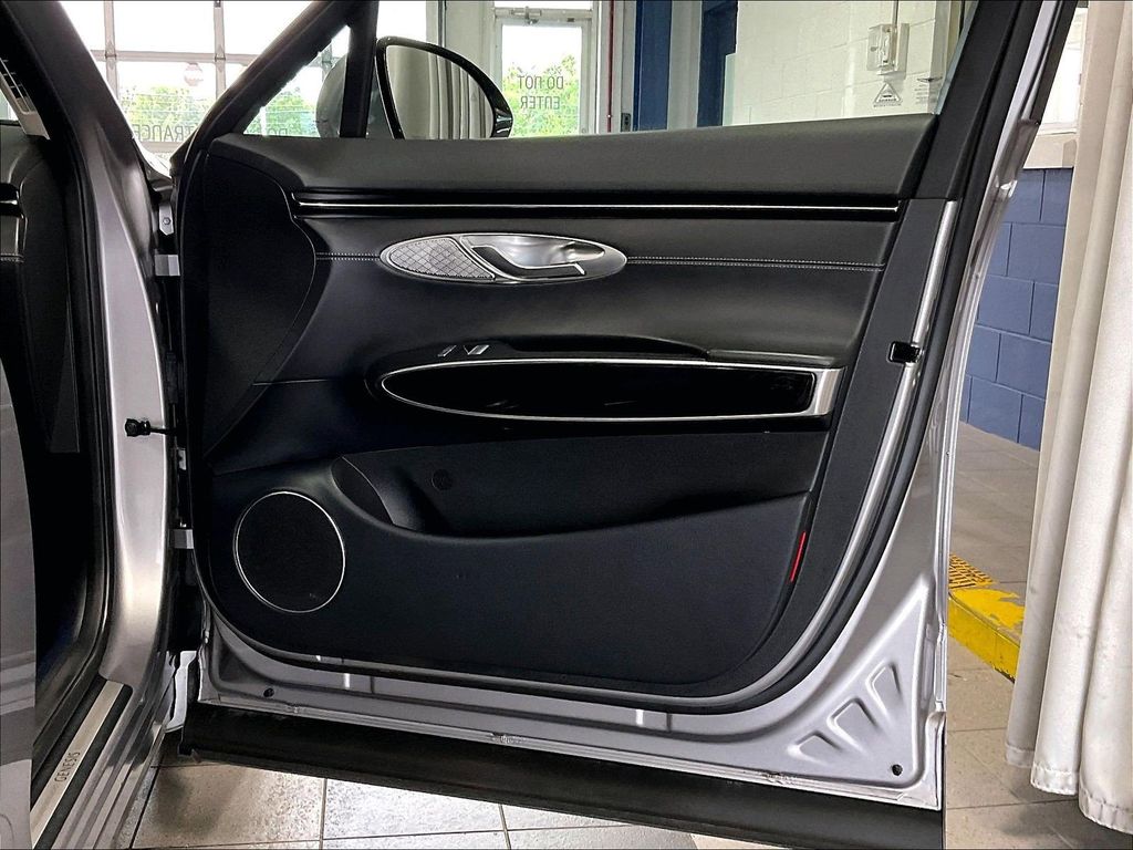 2025 Genesis GV70 — photo 12