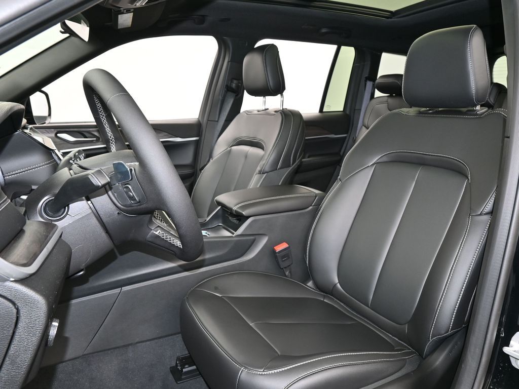 New 2026 Diamond Black Crystal Pearlcoat Jeep Limited image 10