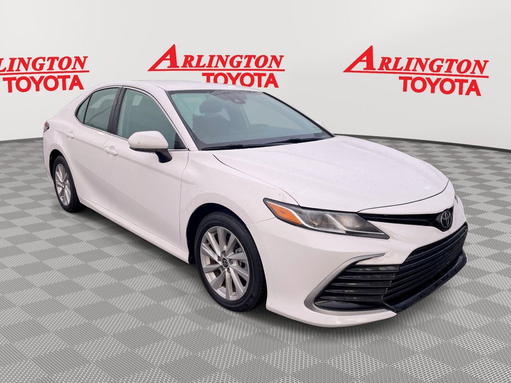 2021 Toyota Camry LE's photo