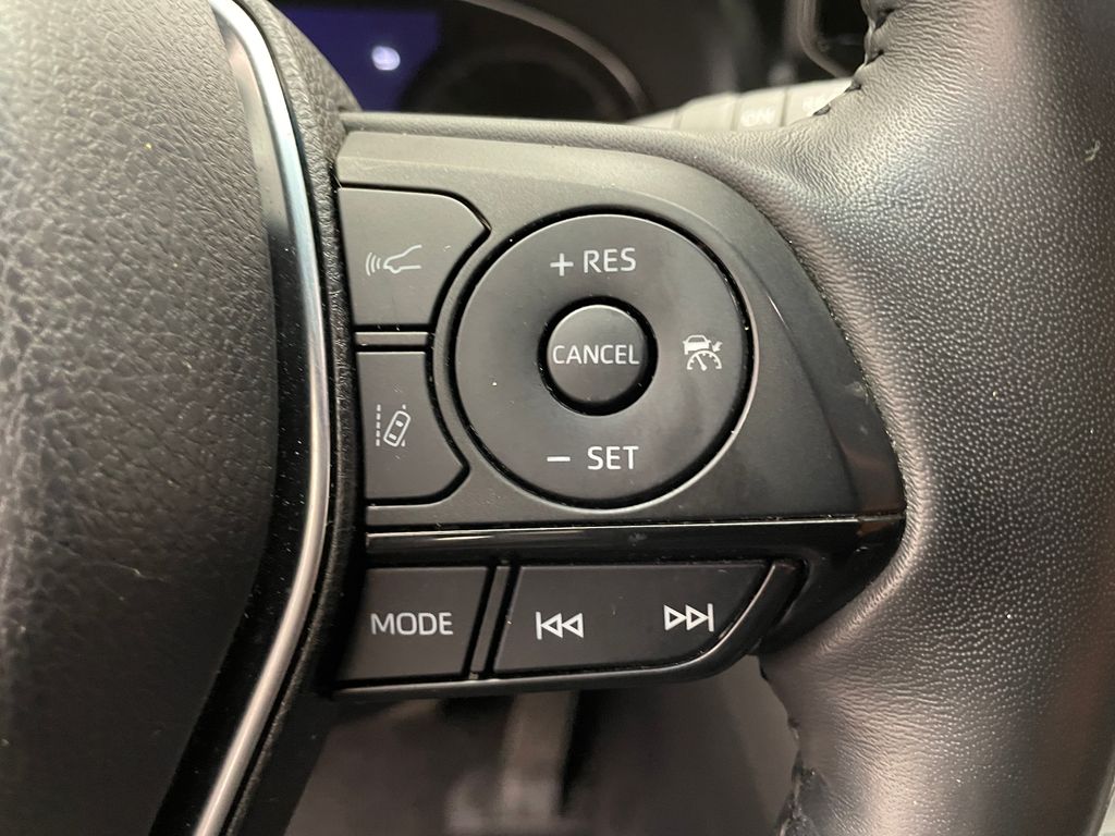2021 Toyota Venza XLE 24