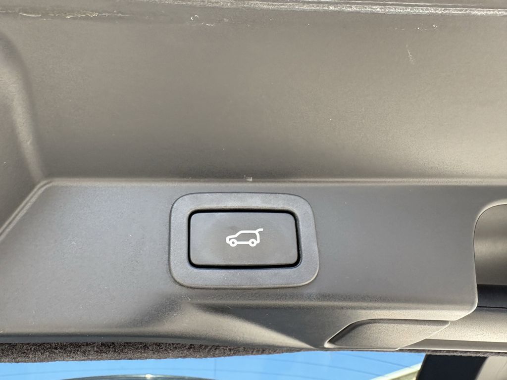 Used 2018 Black Land Rover SE image 27