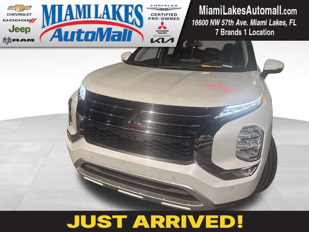 2023 Mitsubishi Outlander SE's photo