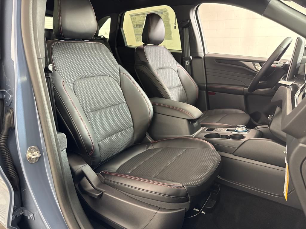 2025 Ford Escape Hybrid ST-Line photo 18