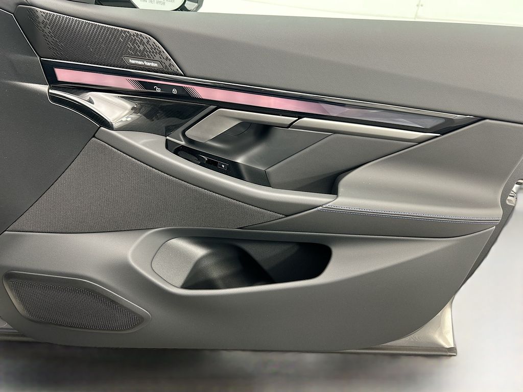 Thumbnail: 2026 BMW i5 - 24