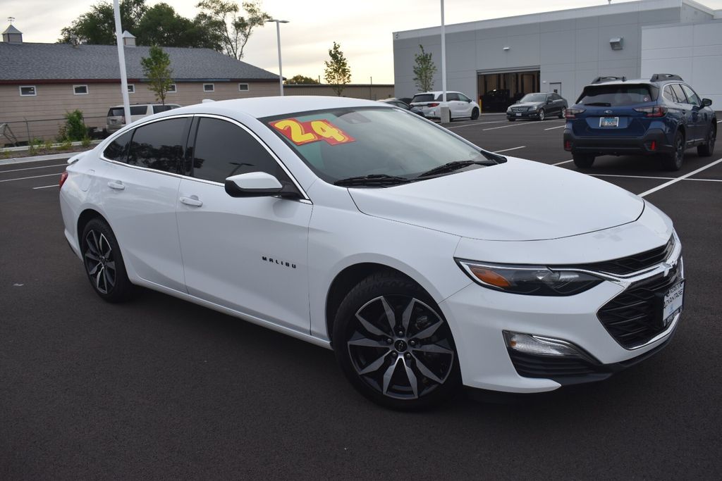 Summit White 2024 Chevrolet Malibu Sedan Front-Wheel Drive Continuously Variable Transmission