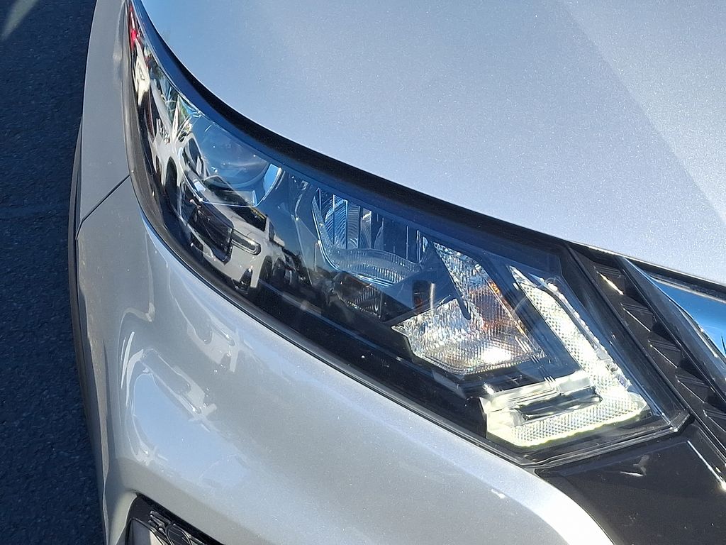 2022 Nissan Rogue Sport SV 9