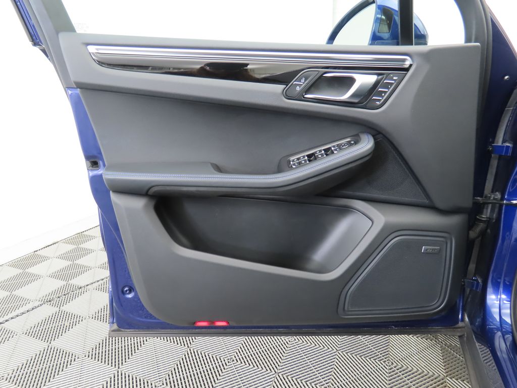 Thumbnail: 2022 Porsche Macan - 23