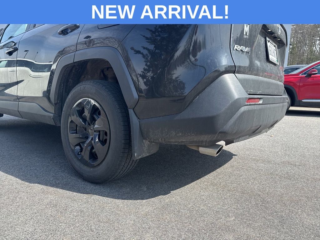 Used 2021  Toyota LE image 12