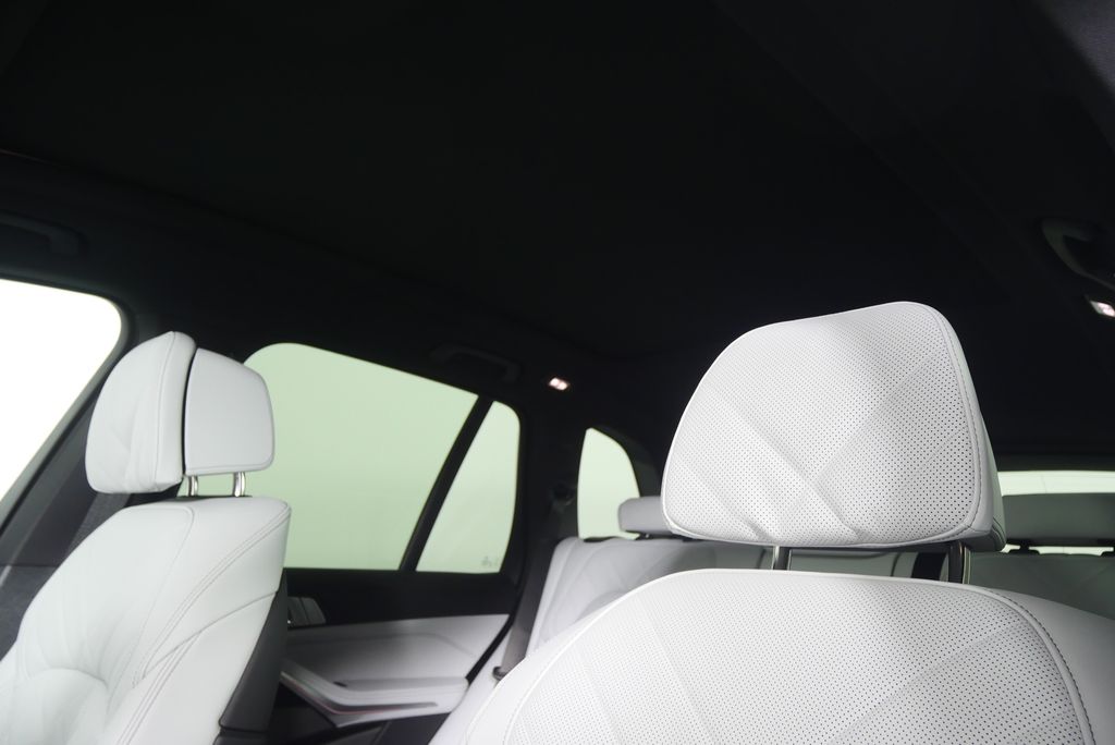 Thumbnail: 2026 BMW X5 - 12